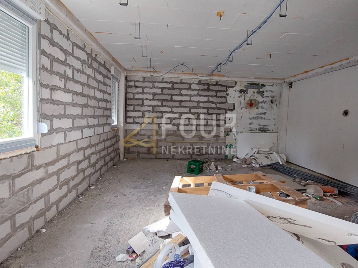 Saršoni, samostoječa poslovna zgradba z veliko okolico