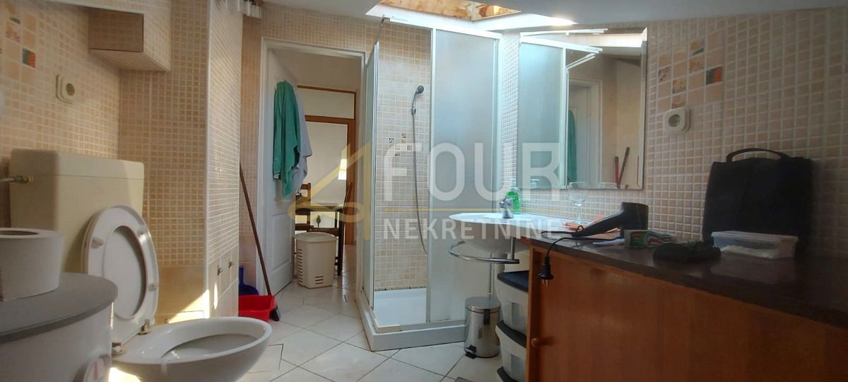 Zadar, Kožino, hiša z dvema stanoma in pogledom na morje