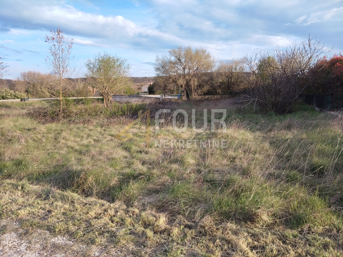 Zemljišče Trget, Raša, 1.549m2