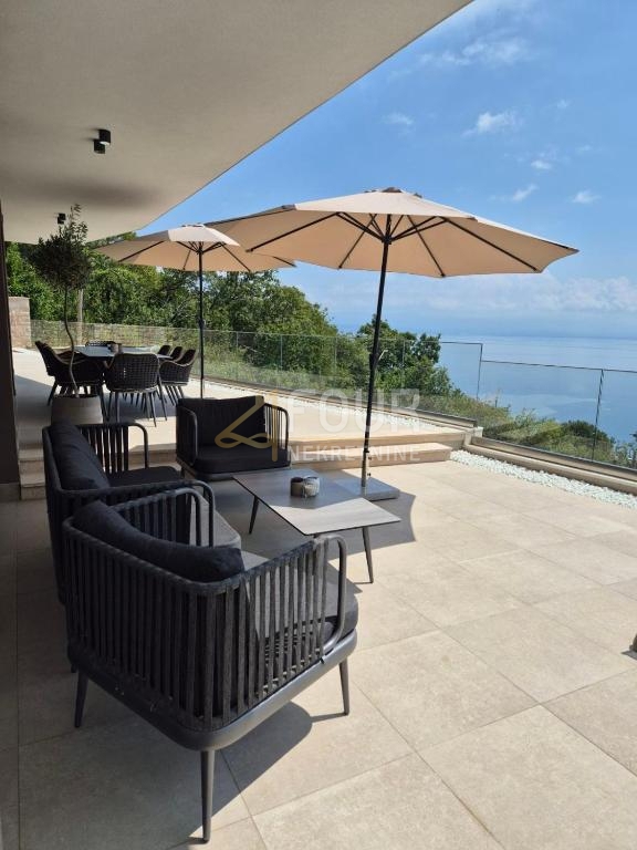 Lovran - okolica, Medveja, samostoječa hiša s bazenom