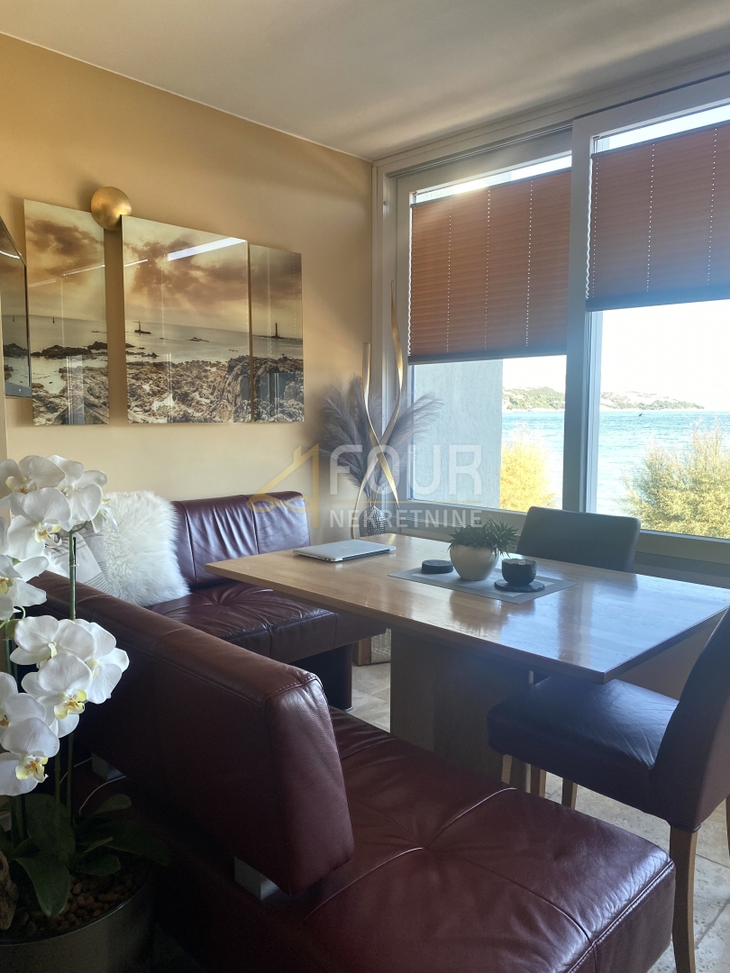 Otok Krk, Baška, ekskluzivno stanovanje, vrhunska lokacija ob morju!