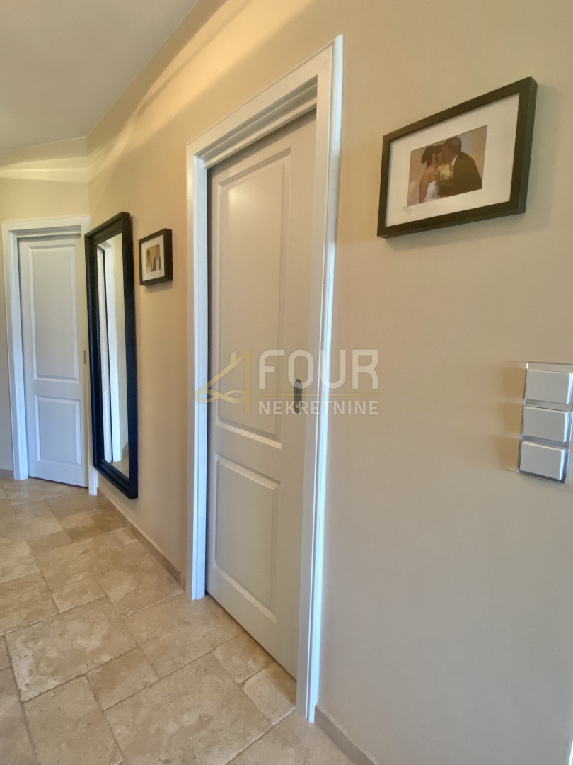 Otok Krk, Baška, ekskluzivno stanovanje, vrhunska lokacija ob morju!