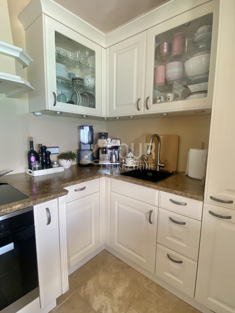 Otok Krk, Baška, ekskluzivno stanovanje, vrhunska lokacija ob morju!