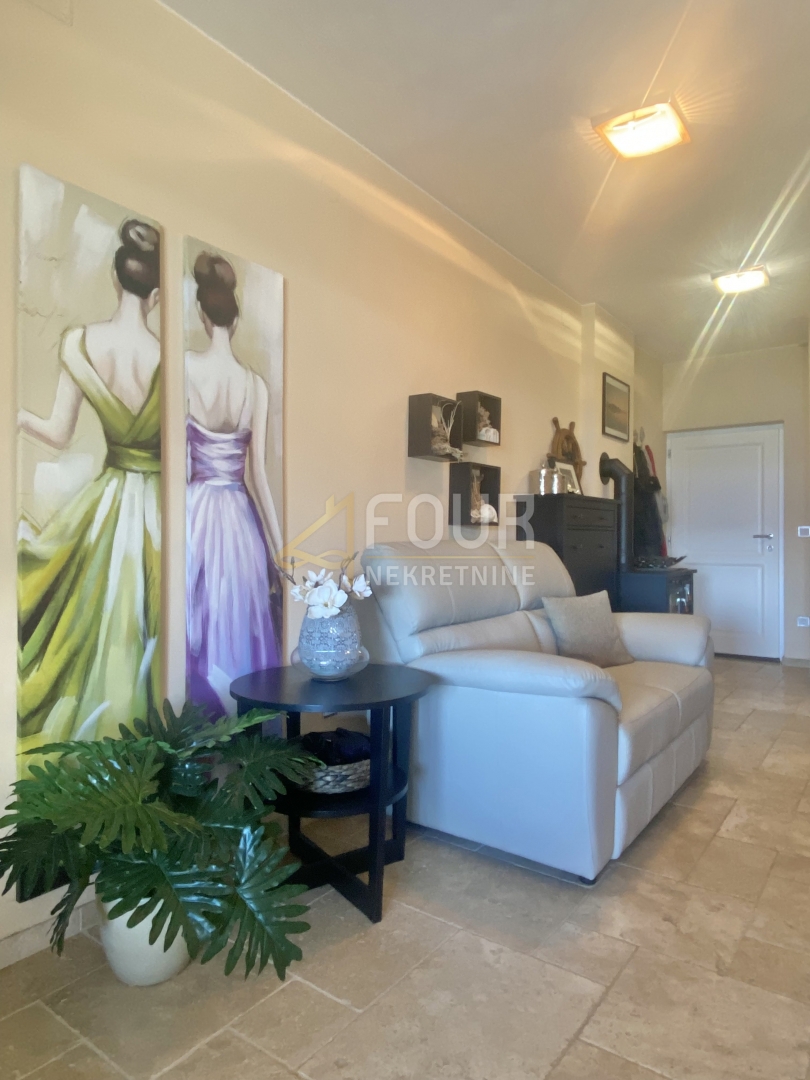 Otok Krk, Baška, ekskluzivno stanovanje, vrhunska lokacija ob morju!