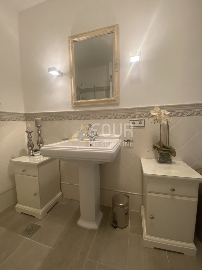 Otok Krk, Baška, ekskluzivno stanovanje, vrhunska lokacija ob morju!