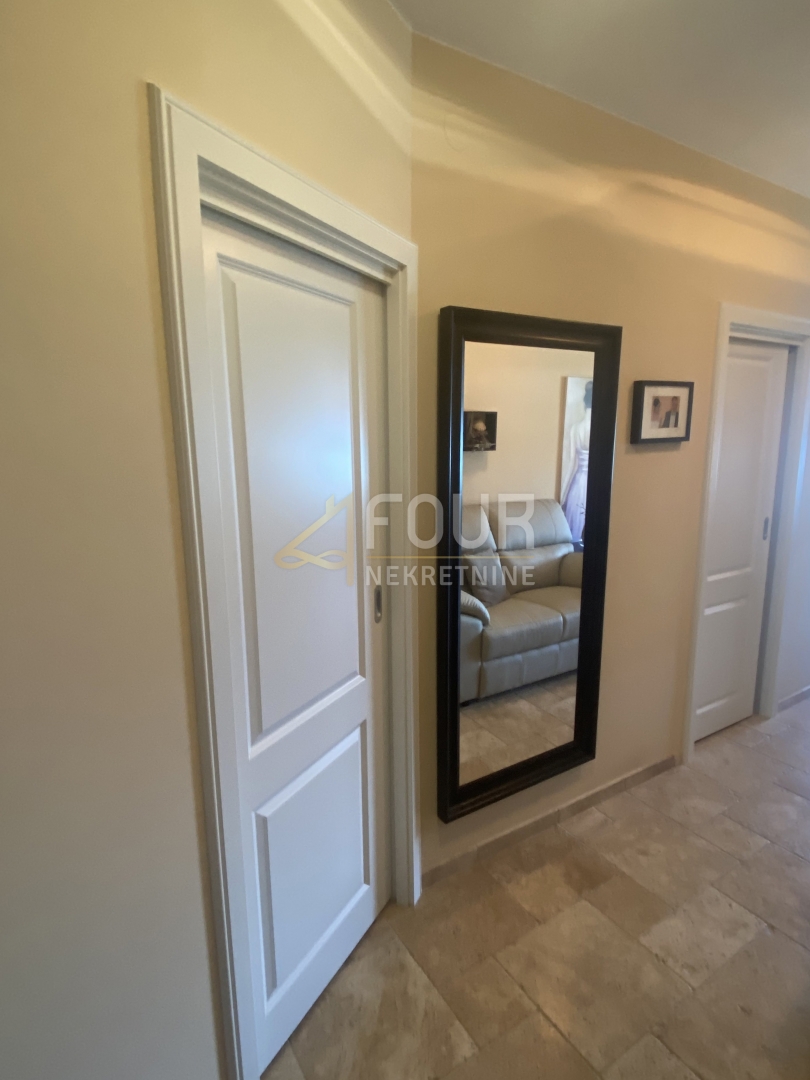 Otok Krk, Baška, ekskluzivno stanovanje, vrhunska lokacija ob morju!