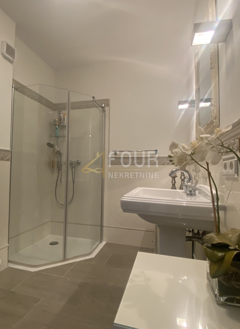 Otok Krk, Baška, ekskluzivno stanovanje, vrhunska lokacija ob morju!