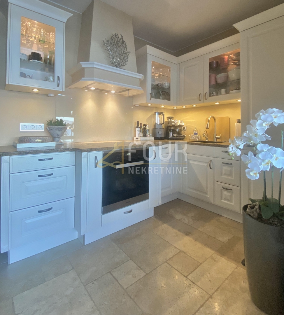 Otok Krk, Baška, ekskluzivno stanovanje, vrhunska lokacija ob morju!