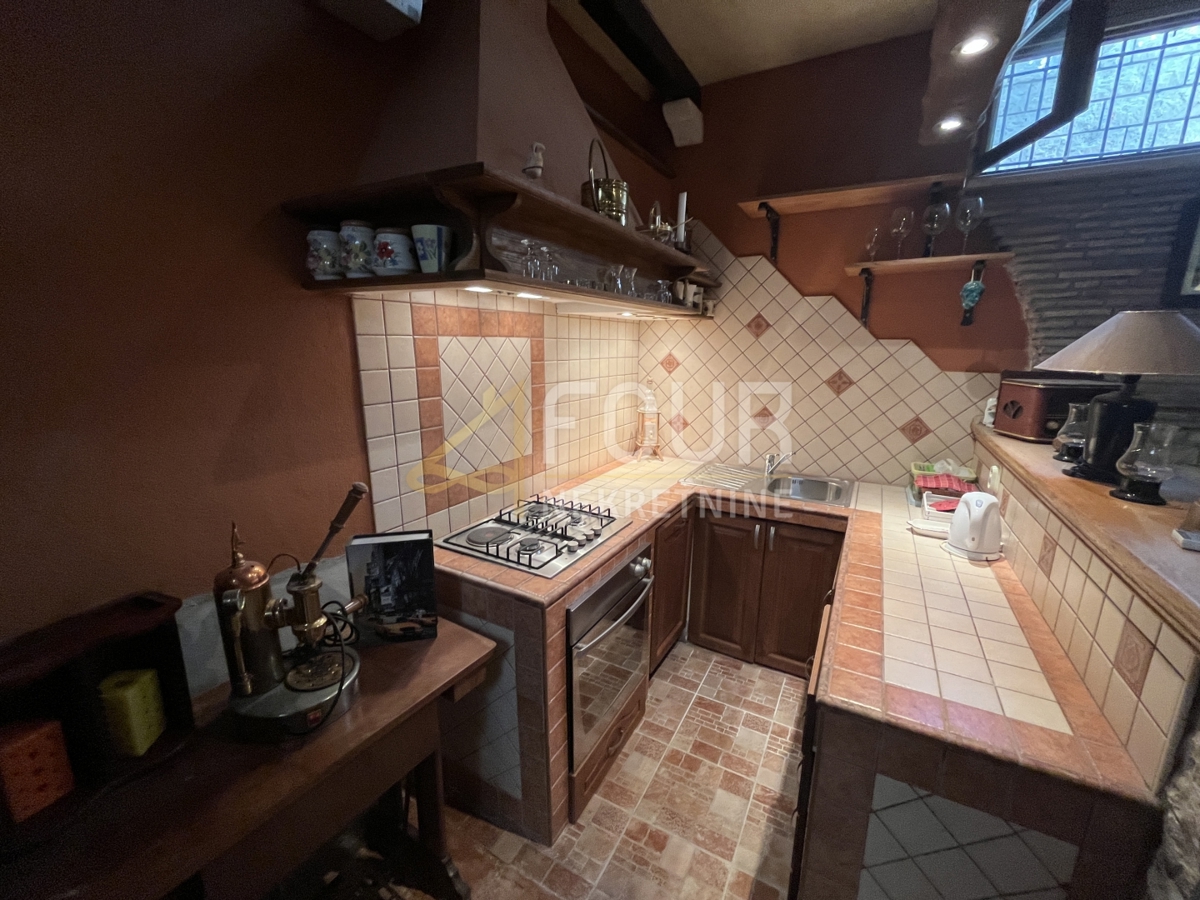 Istra, Rovinj, 1s+db z urejeno konobo in teraso.