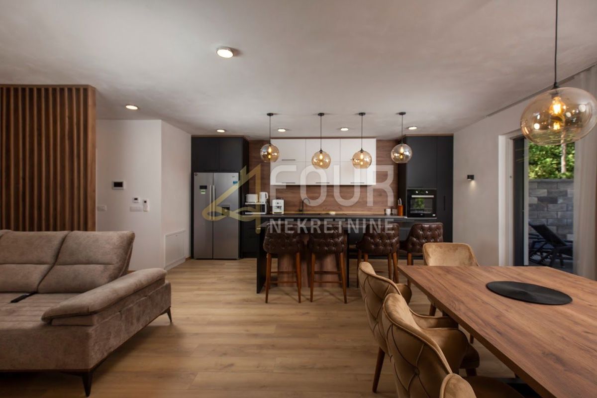 Stanovanje Mošćenička Draga, 221,20m2