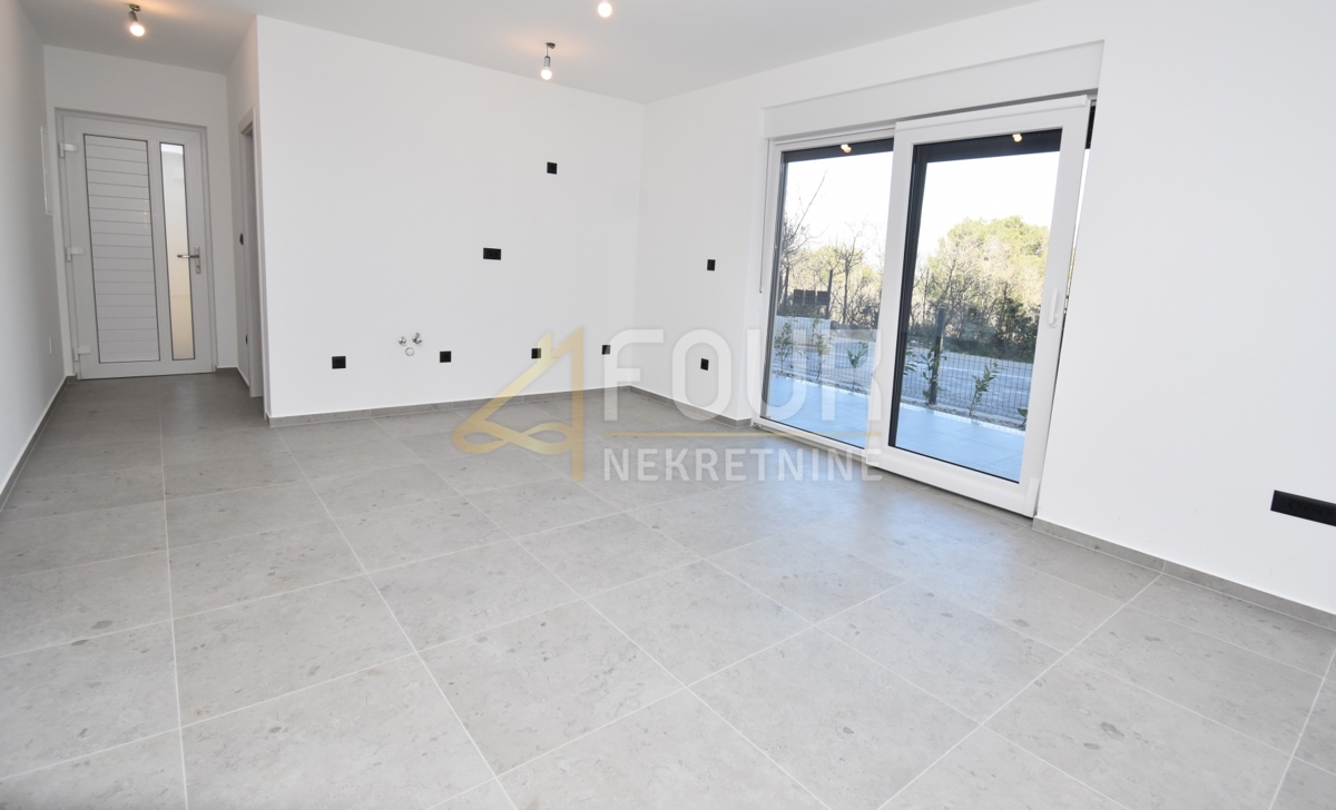 Otok Krk, Čižići, novogradnja, 2s+db, terasa + vrt