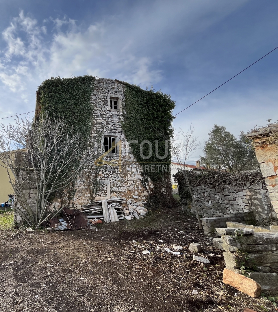 Istra, Svetvinčenat - okolica, ruševna hiša v vrsti