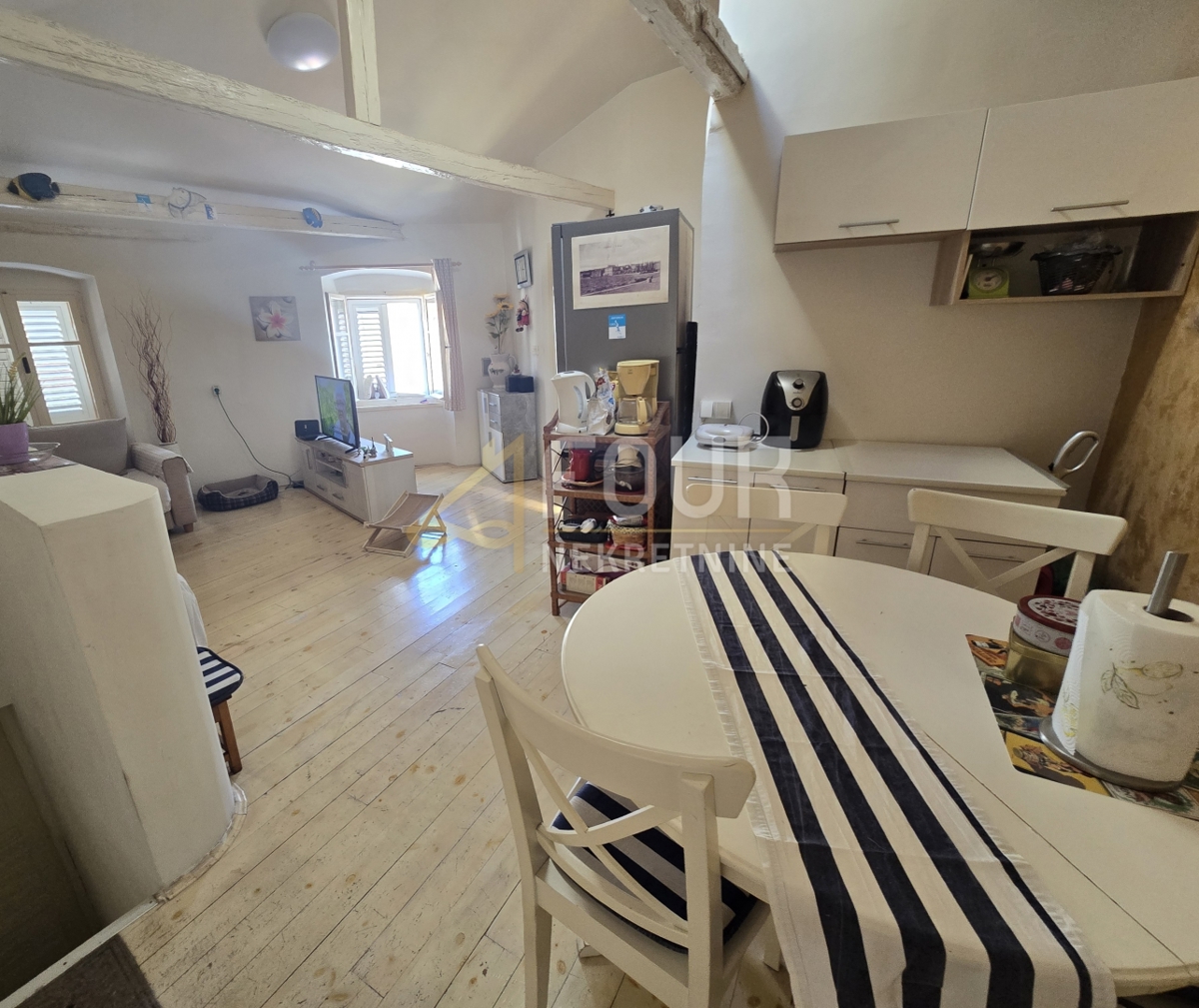 Otok Cres, mesto Cres, stanovanje 70m od obale!