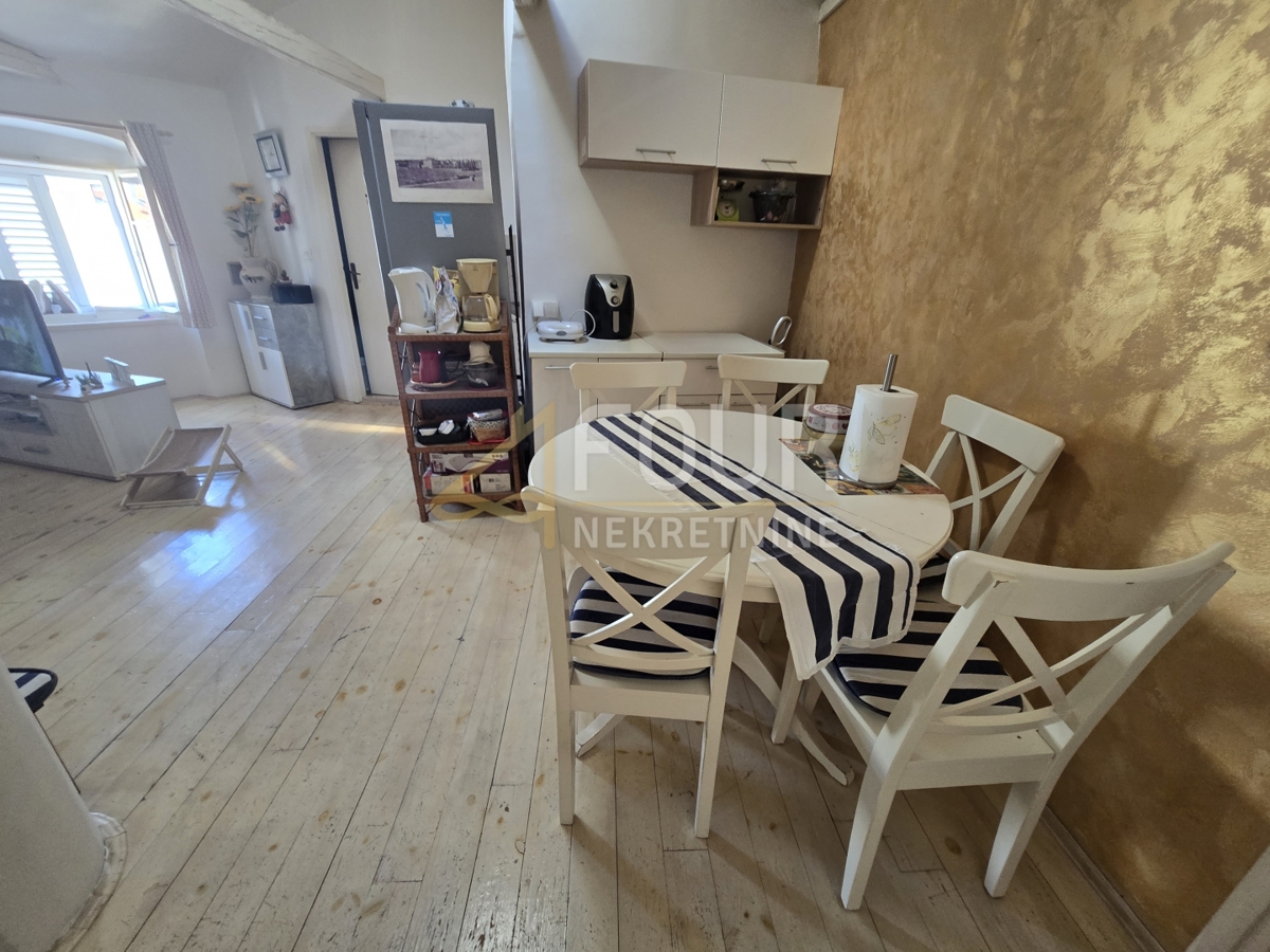 Otok Cres, mesto Cres, stanovanje 70m od obale!