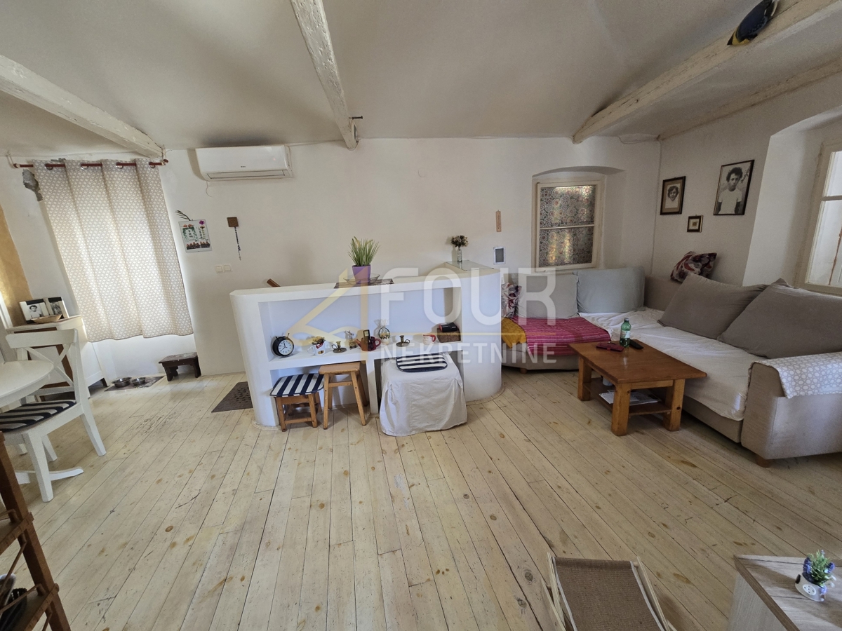Otok Cres, mesto Cres, stanovanje 70m od obale!