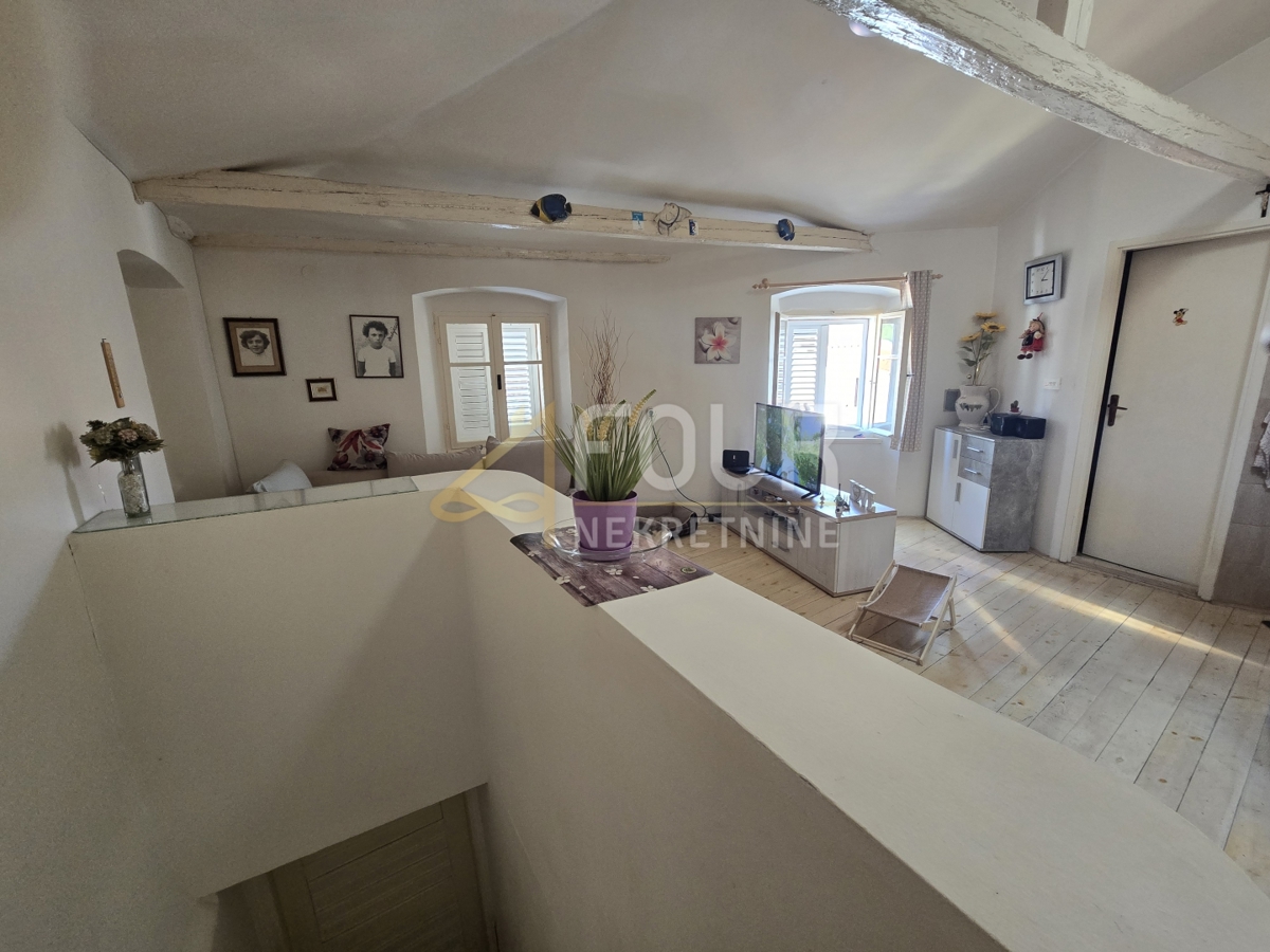 Otok Cres, mesto Cres, stanovanje 70m od obale!