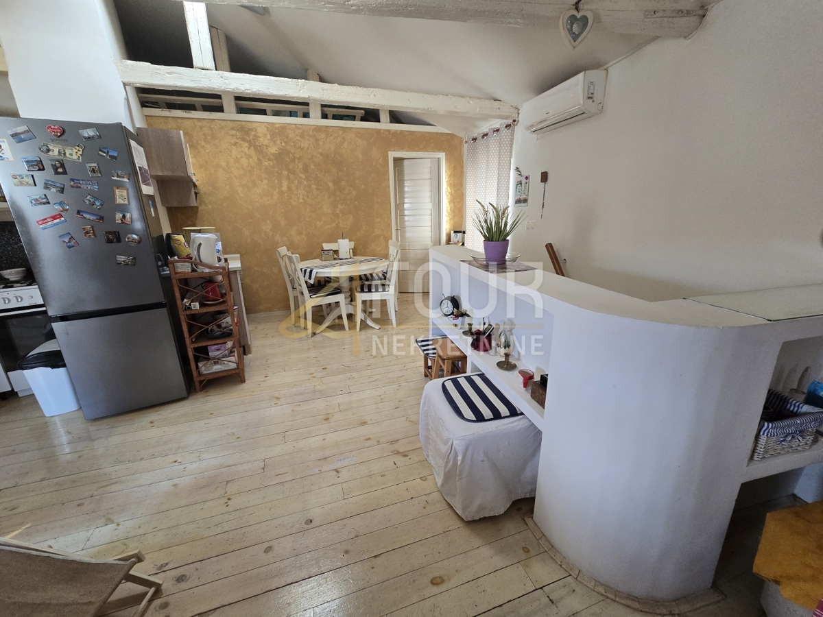 Otok Cres, mesto Cres, stanovanje 70m od obale!