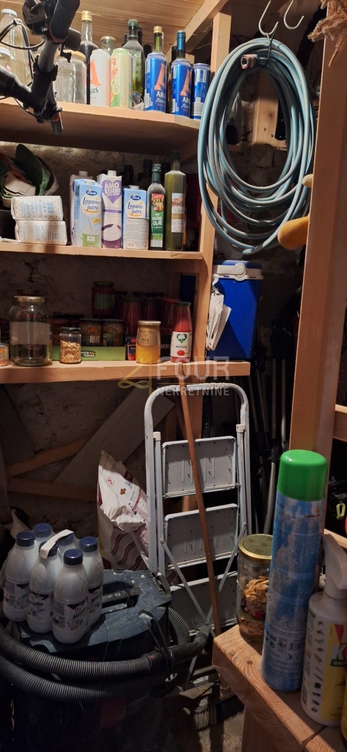 Reka, Krimeja, vrstna hiša