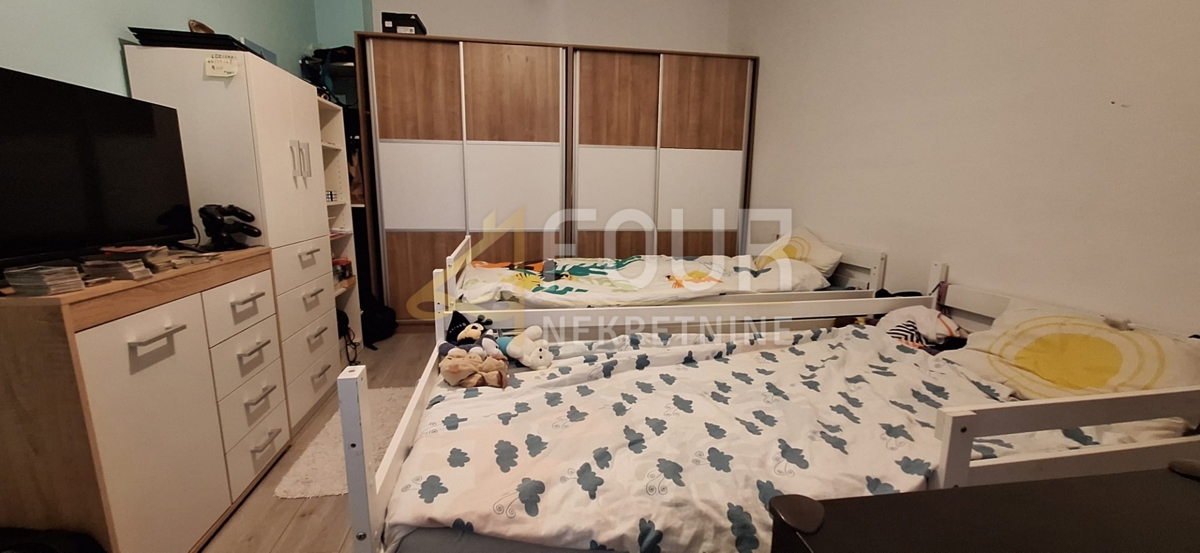 Reka, Krimeja, vrstna hiša