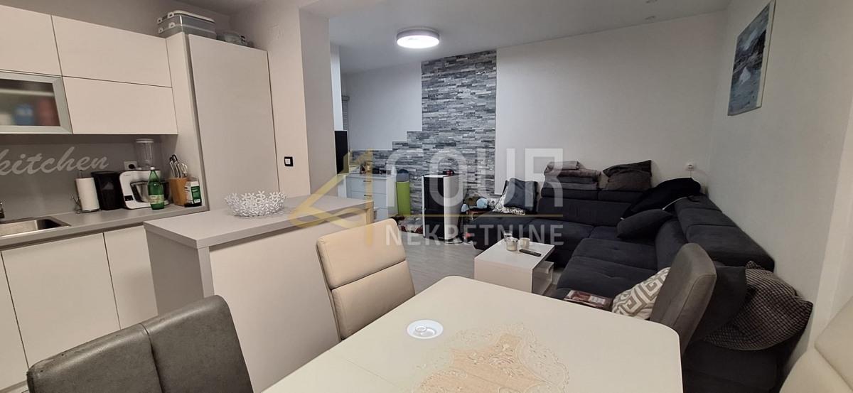 Reka, Krimeja, vrstna hiša