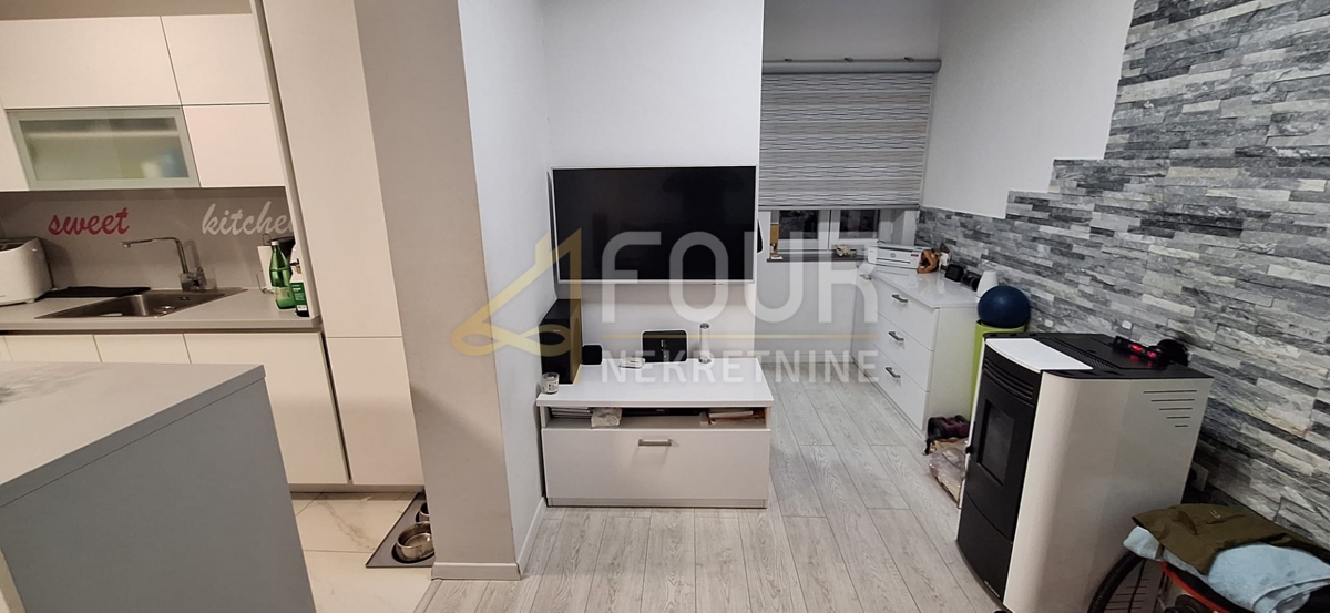 Reka, Krimeja, vrstna hiša