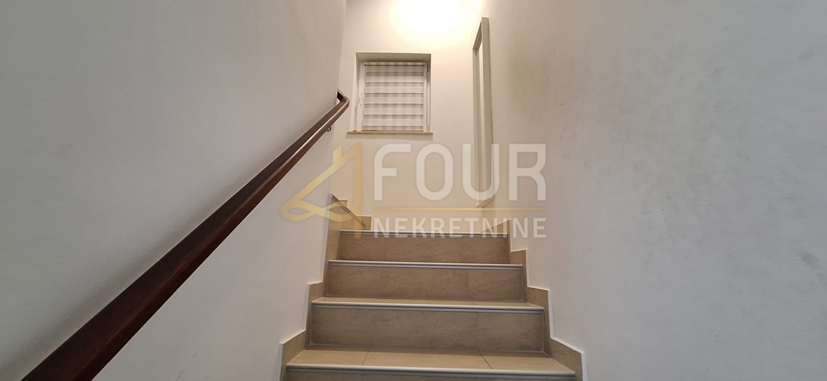 Reka, Krimeja, vrstna hiša