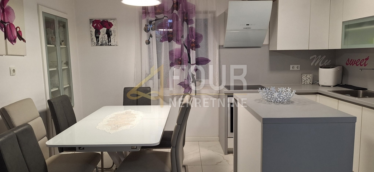 Reka, Krimeja, vrstna hiša