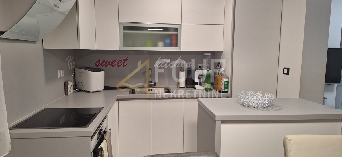 Reka, Krimeja, vrstna hiša