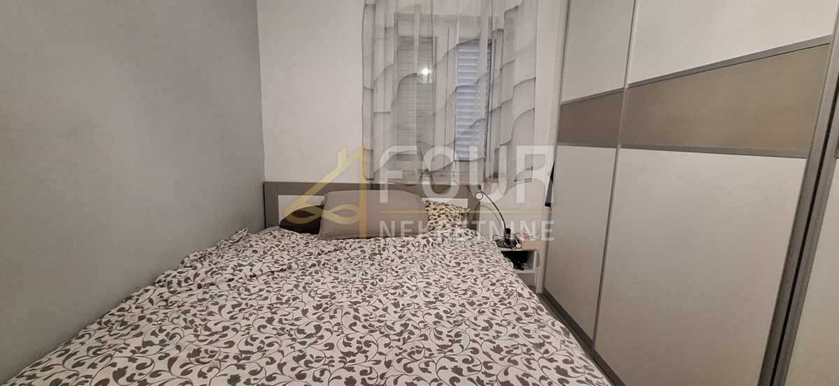 Reka, Krimeja, vrstna hiša