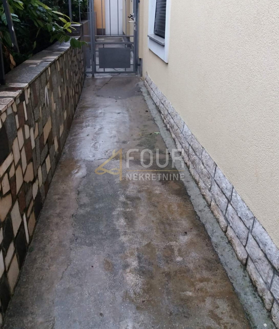 Reka, Krimeja, vrstna hiša