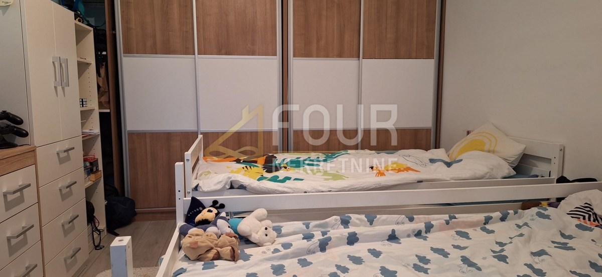 Reka, Krimeja, vrstna hiša