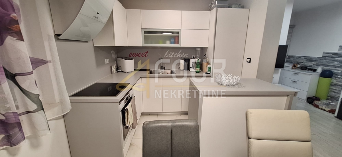 Reka, Krimeja, vrstna hiša