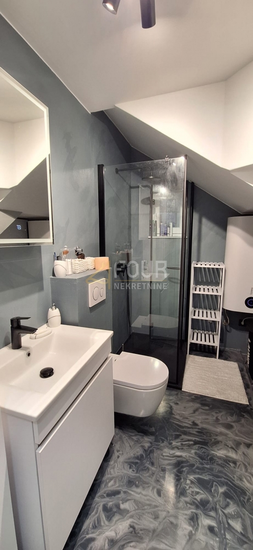 Reka, Krimeja, vrstna hiša