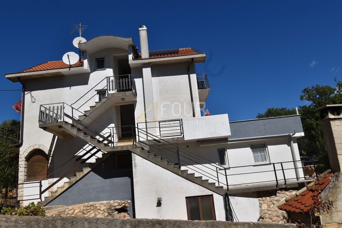Hiša Vrbnik, 300m2