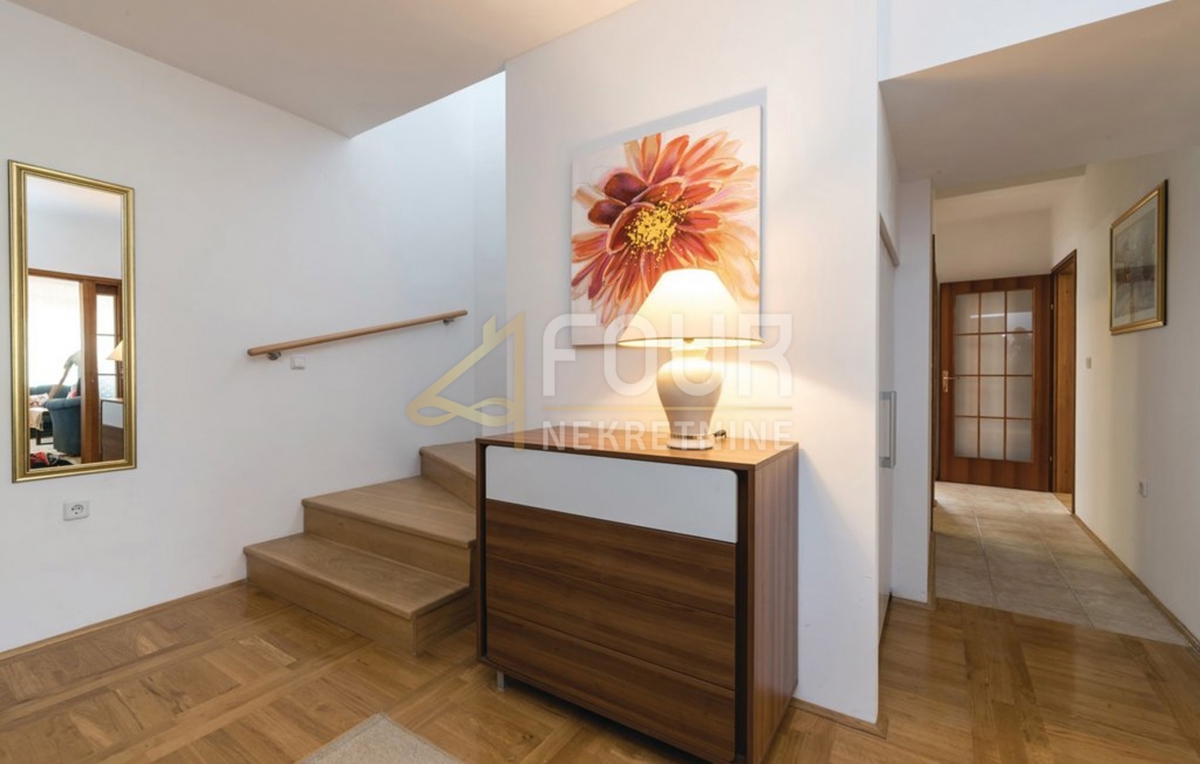 Zagreb, Starjak, družinska hiša z bazenom, garažo in velikim vrtom