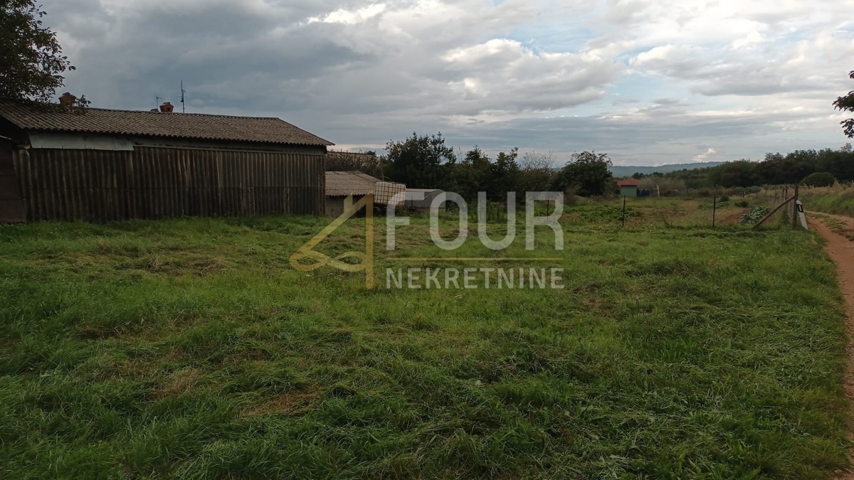 Zemljišče Oprtalj, 453m2