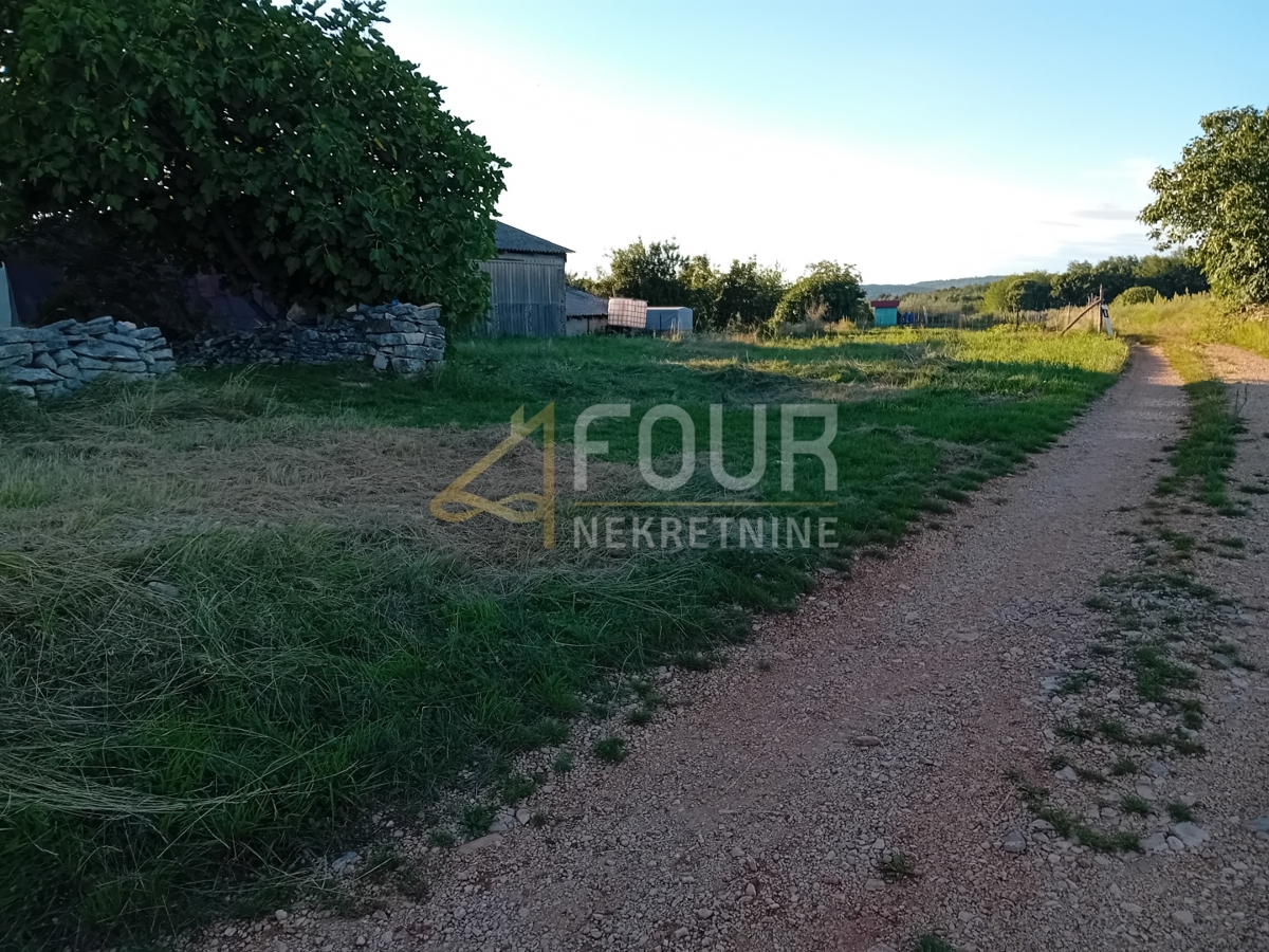 Zemljišče Oprtalj, 453m2