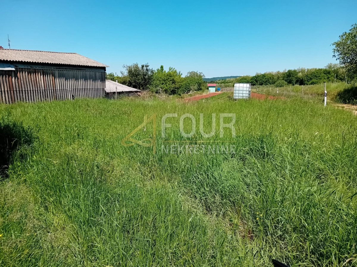 Zemljišče Oprtalj, 453m2