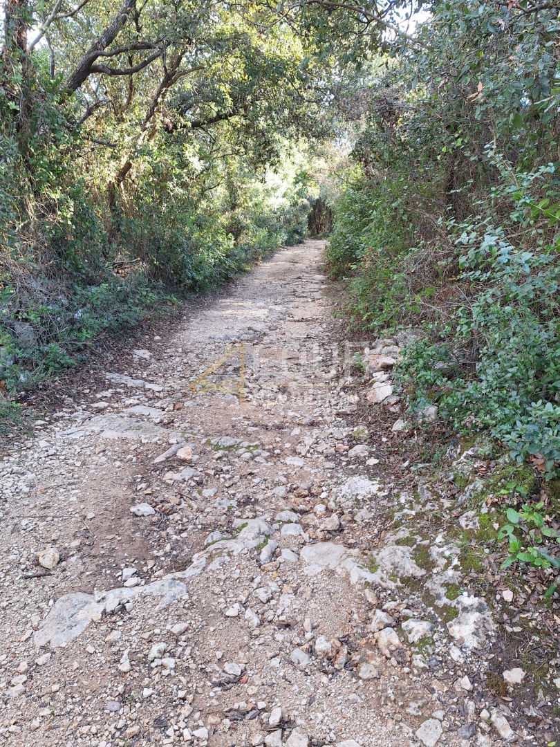 Zemljišče Kavran, Marčana, 323m2