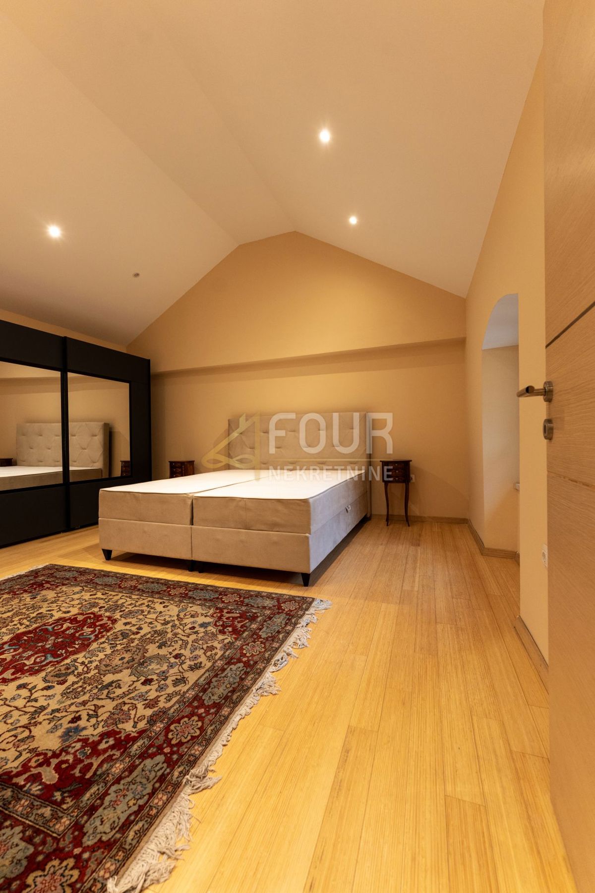 Opatija, 135m2, 2s+db, balkon, vrt, pogled na morje