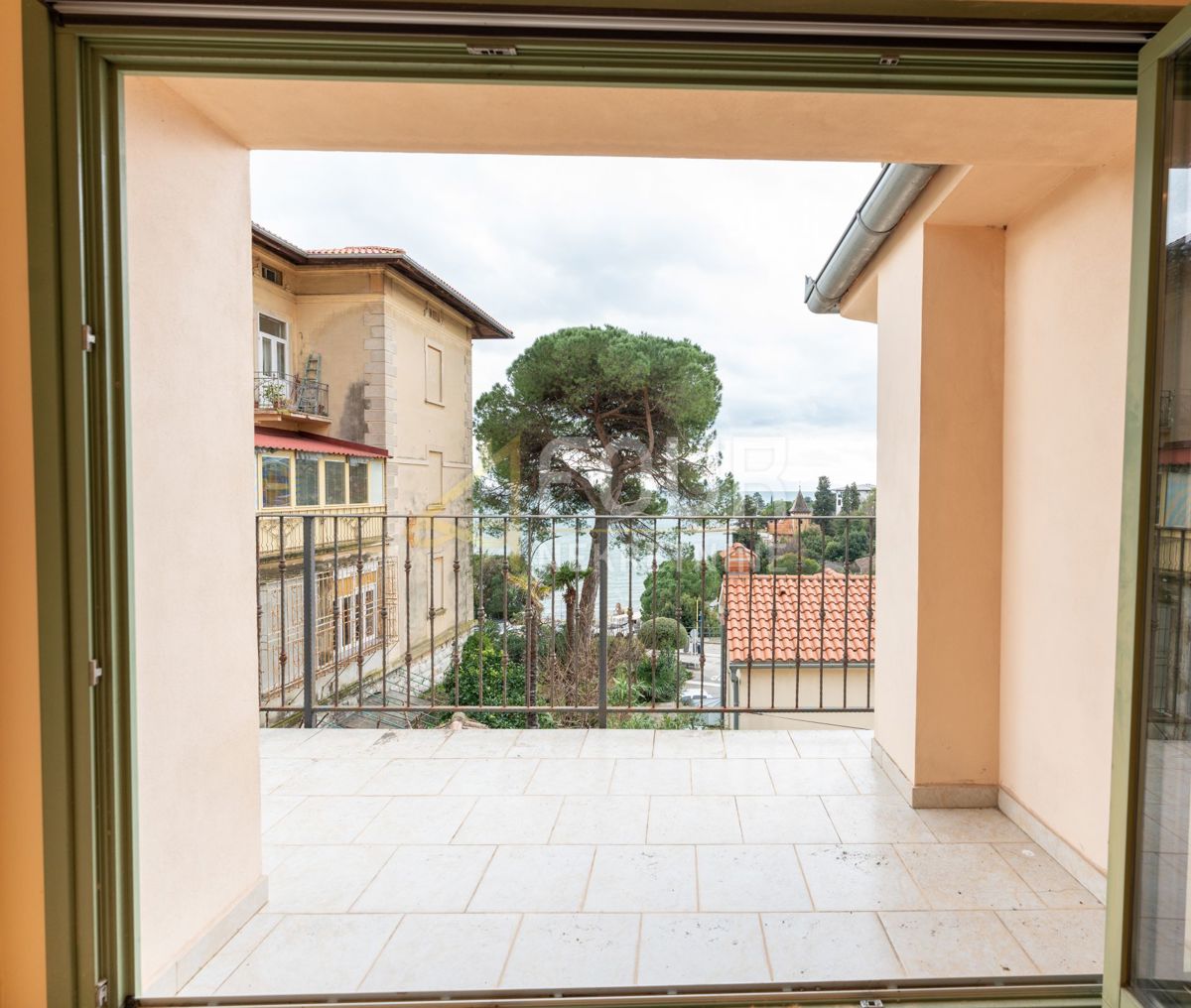 Opatija, 135m2, 2s+db, balkon, vrt, pogled na morje