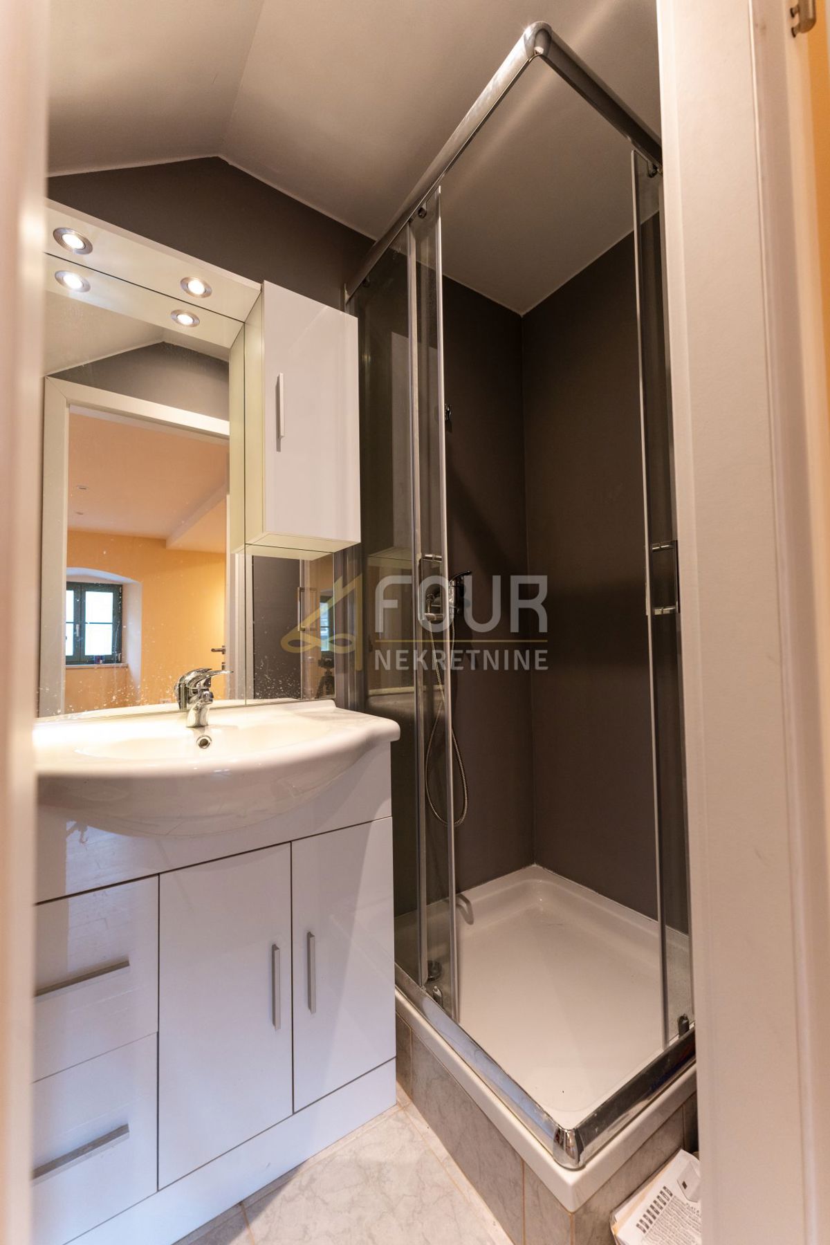 Opatija, 135m2, 2s+db, balkon, vrt, pogled na morje