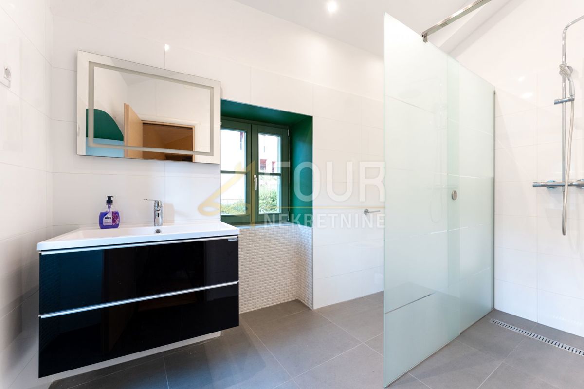 Opatija, 135m2, 2s+db, balkon, vrt, pogled na morje