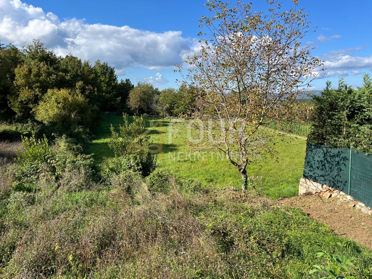 Zemljišče Karojba, 612m2