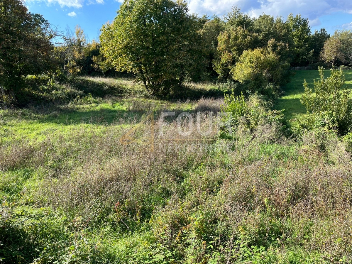 Zemljišče Karojba, 612m2