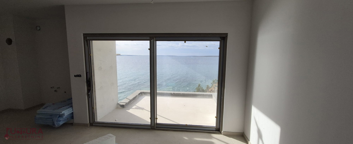 PAG - MANDRE, STAN 131,72 M2, PRODAJA, PRVA VRSTA, ODPRT RAZGLED, VRT, STREŠNA TERASA!!!