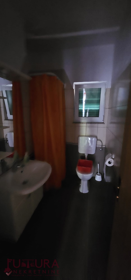 PAG - POVLJANA, HIŠA 300 M2, 6 STANOVANJ, PRODAJA, GARAŽA, RAZGLED, LOKACIJA!