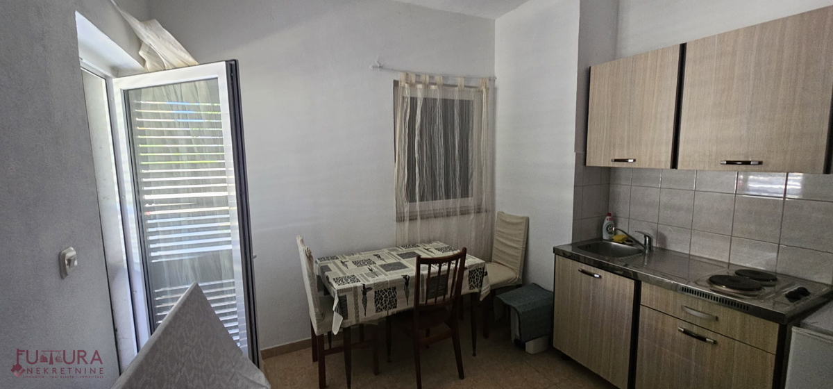 PAG - POVLJANA, HIŠA 300 M2, 6 STANOVANJ, PRODAJA, GARAŽA, RAZGLED, LOKACIJA!