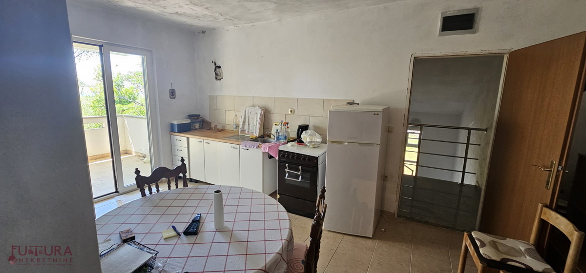 PAG - POVLJANA, HIŠA 300 M2, 6 STANOVANJ, PRODAJA, GARAŽA, RAZGLED, LOKACIJA!