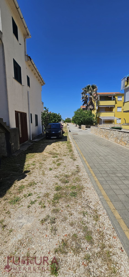 PAG - POVLJANA, HIŠA 300 M2, 6 STANOVANJ, PRODAJA, GARAŽA, RAZGLED, LOKACIJA!
